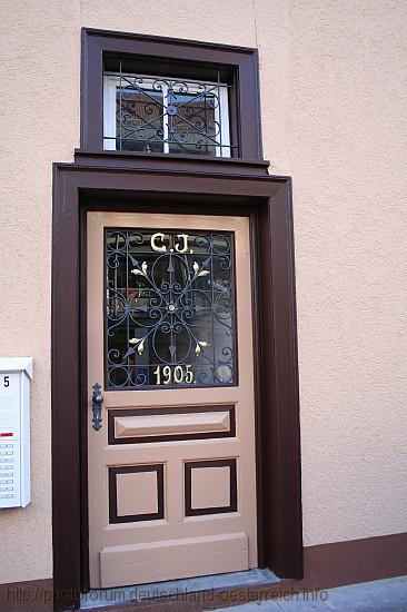 CALW > Haus Jourdan - Haustür an der Seite