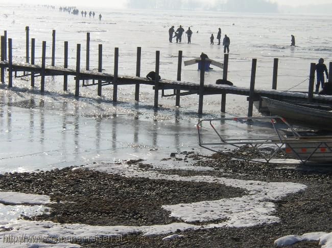 CHIEMSEE > Winter > Eisweg > Wandern auf dem Eis