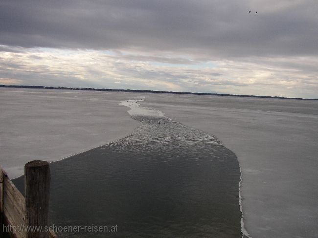 CHIEMSEE > Winterende > Rinne in der Eisdecke