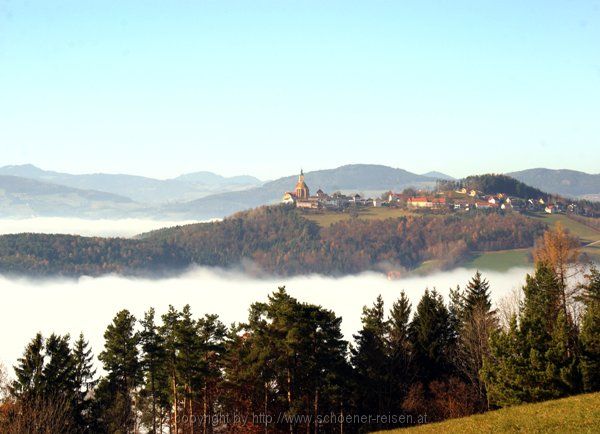 Pöllauberg - im Herbst bei Nebel im Tal