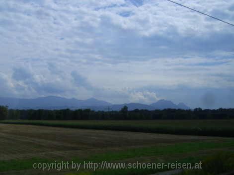 Berge werden ersichtlich hinter Rosenheim 2