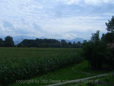 Berge werden ersichtlich hinter Rosenheim 3