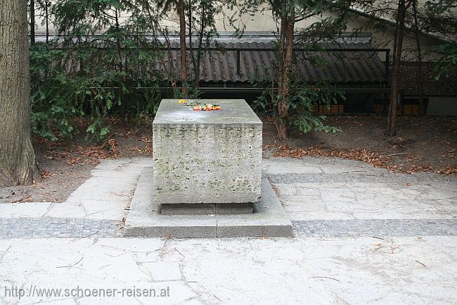 WÜRZBURG > Lusamgärtlein - Grab Walther von der Vogelweide
