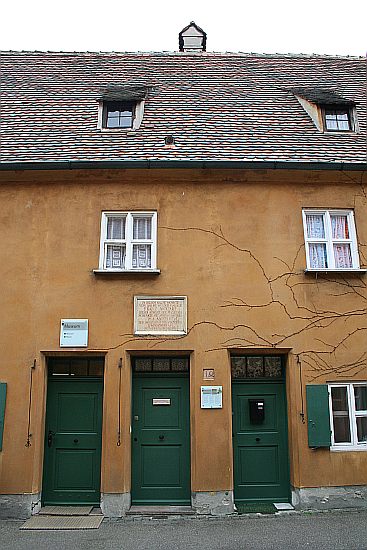 AUGSBURG > Fuggerei > Mittlere Gasse mit dem Museum und Mozarthaus