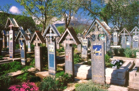 SĂPÂNŢA > Der fröhliche Friedhof