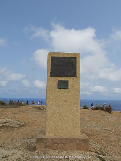 LA MOLA > Denkmal > Jules Verne Gedenkstein beim Leuchtturm Far de la Mola