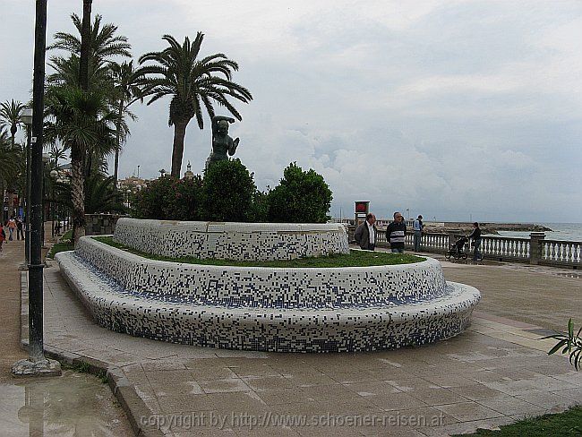SITGES > Denkmal Stehende an der Strandpromenade