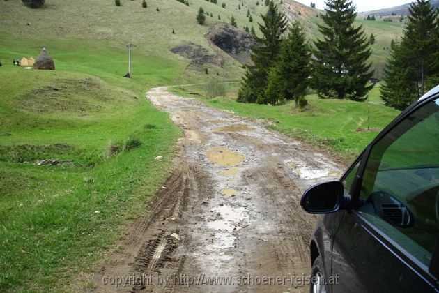 MARAMURES > Budeşti, Kloster Sfintii Împaîărati Constantin si Elena > Straße