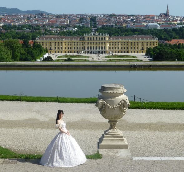 A:Wien>Schönbrunn>Schloss mit Kaiserin von der Gloriette aus