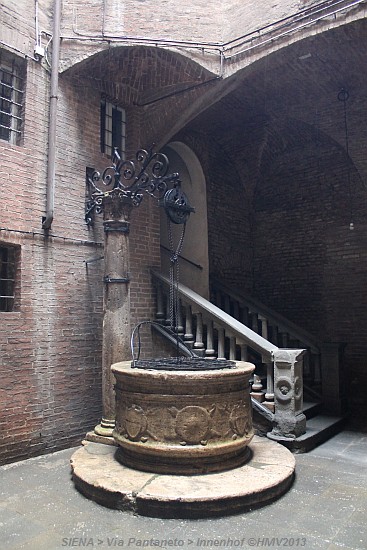 SIENA > Via Pantaneto > Brunnen in einem Innenhof