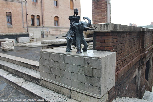 SIENA > Contrade - Stadtviertel - des Turmes mit Elefant > Denkmal