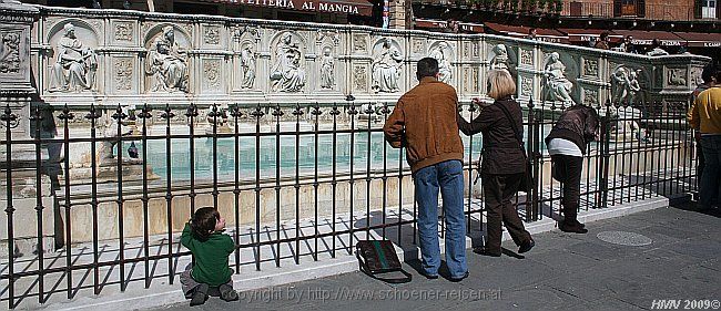 SIENA > Il Campo > Brunnen Fonte Gaia