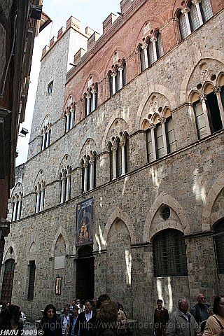 SIENA > Palazzo Chigi Saracino
