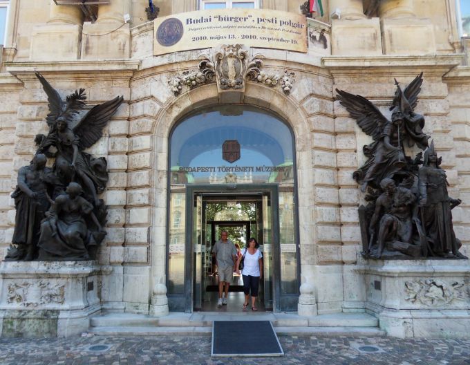 H:Budapest>Burg>Burghof>historisches Museum