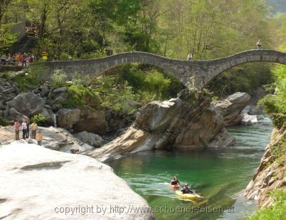 Tessin > Verzascatal > Brücke mit Kanuten