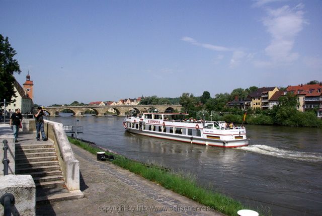 Donauschifffahrt ( hintergrund die Steinerne Brücke)