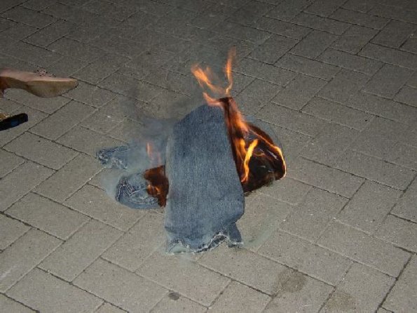 Norddeutschland: POLTERABEND > Hose verbrennen