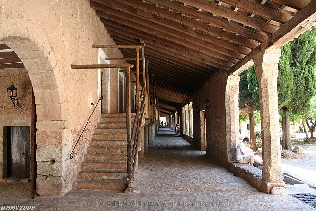 KLOSTER LLUC > Klostervorhof > Herberge