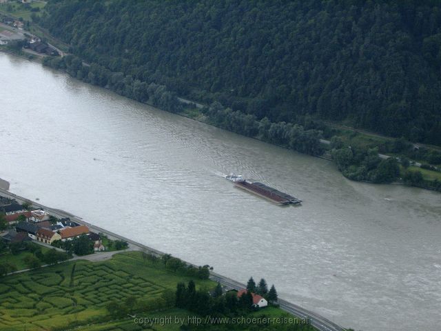 NIEDERÖSTERREICH > Wachau > Burgruine Aggstein > Blick auf die Donau mit Schleppschiff