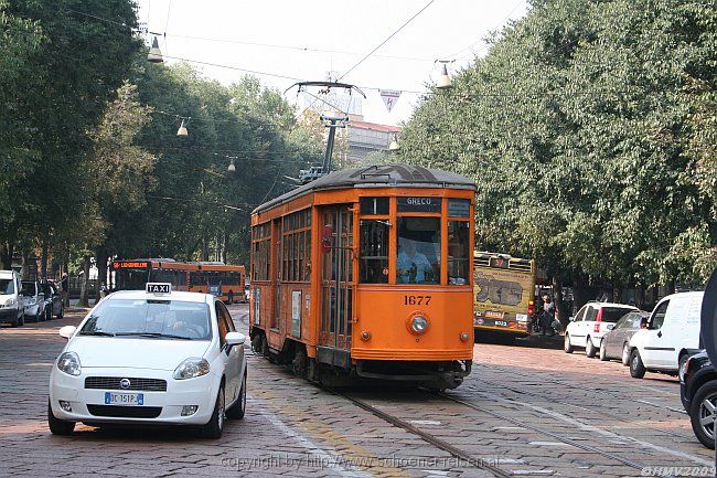 MILANO > Busse, Taxi und alte Straßenbahn am Piazza Castello