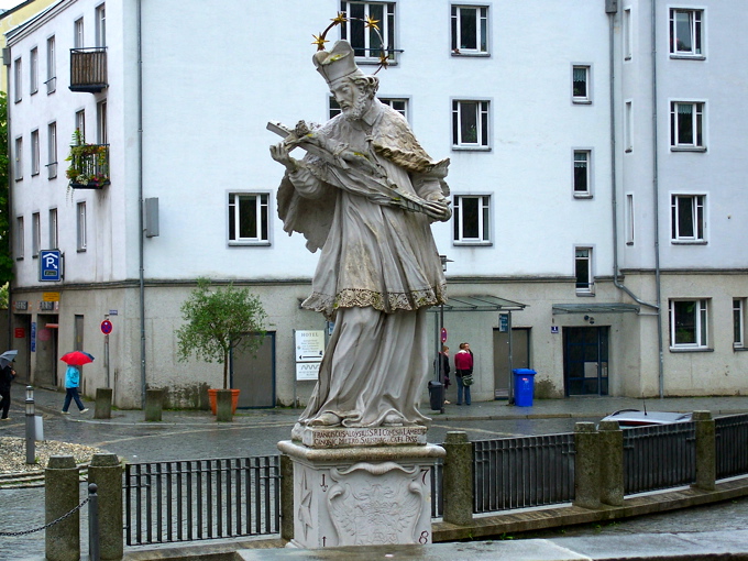 D: PASSAU > Steinstatue am Römerplatz