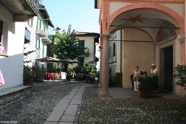 ISOLA SUPERIORE DEI PESCATORI > Kirche San Gandolfo Martire > Vorplatz