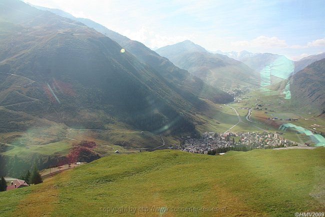 GLACIER EXPRESS 2009-09-24_148 > Andermatt > Ausblick nach dem 2. Kehrtunnel