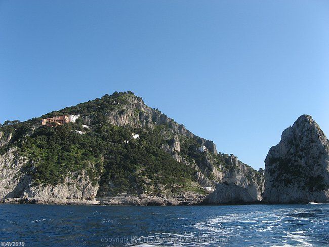 INSEL CAPRI - Bootsfahrt rund um die Insel > 070 Eigenheim gegenüber Faraglioni