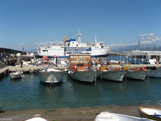 CAPRI-MARINA GRANDE > Hafen > Bootssteg für eine Fahrt zur Blauen Grotte