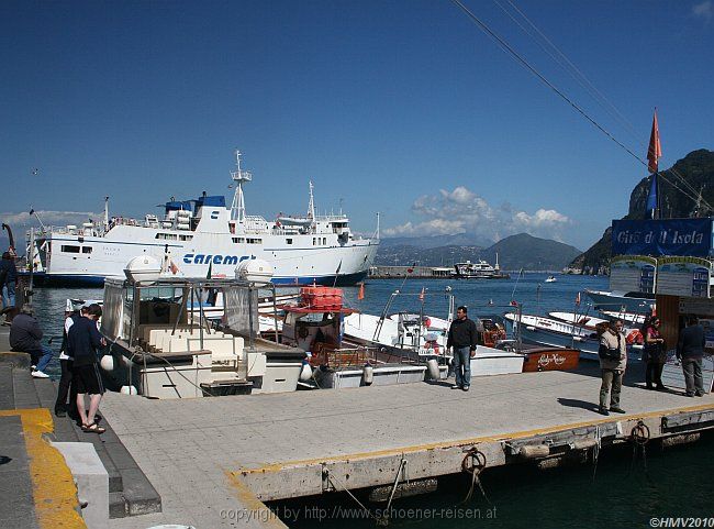 CAPRI-MARINA GRANDE > Hafen > Fährschiff Fauno von Caremar