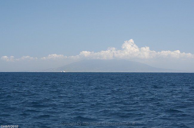 MONTE SOMMA-VESÚVIO > Blick von einer Bootstour um Capri