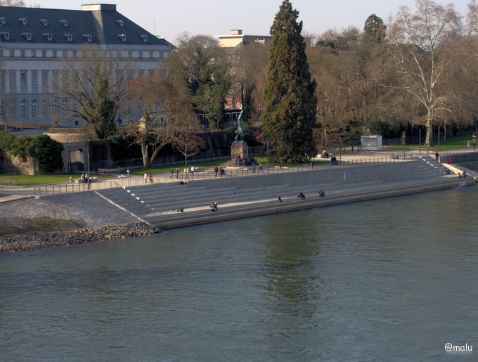 Treppen vom Schloss zum Rhein