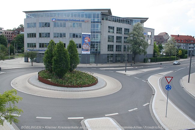 D-BaWü: BÖBLINGEN > Kleiner Kreisverkehr mit Bypass > Wolfgang-Brumme-Allee/Friedrich-List-Platz