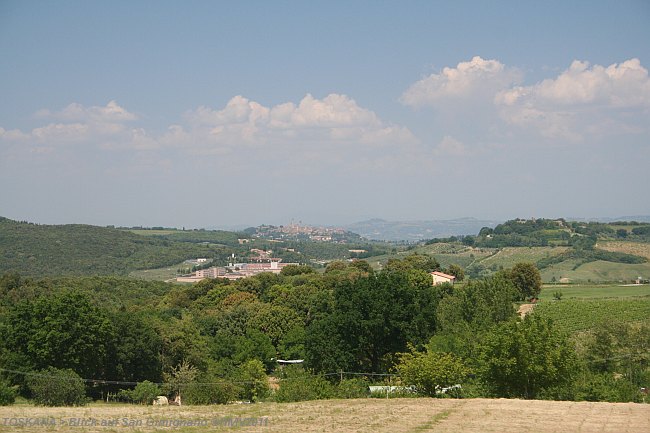 SAN GIMIGNANO > Blick auf die Silhouette der Stadt