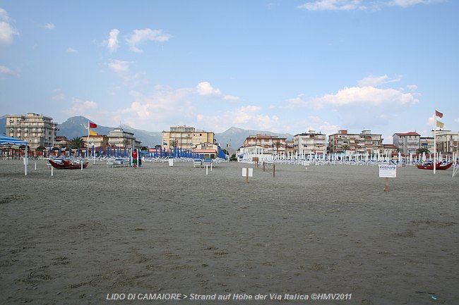 LIDO DI CAMAIORE > Sandstrand auf Höhe der Via Italica