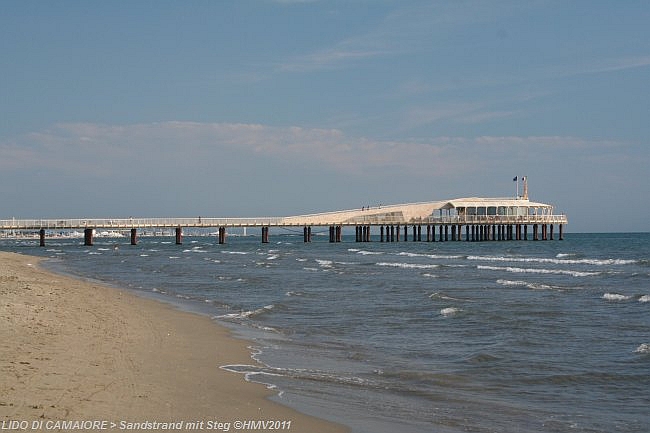 LIDO DI CAMAIORE > Sandstrand mit Steg