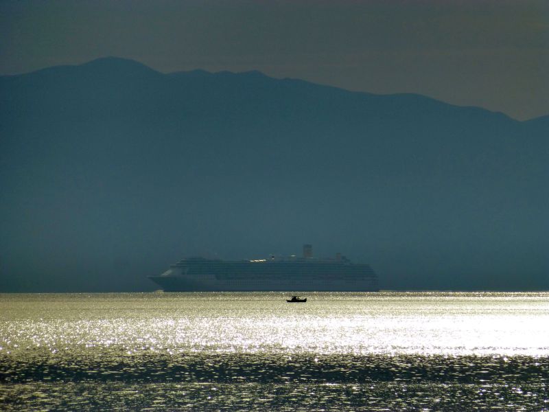 GR:Korfu>Kreuzfahrtschiff und Fischerboot