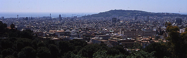 BARCELONA > Park Guell > Panoramablick über die Dächer der Stadt