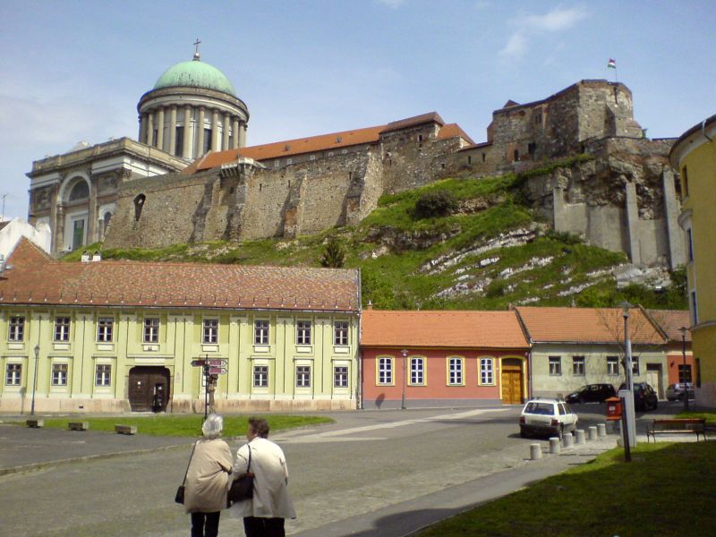 H:Esztergom>Burg von der Stadt aus3