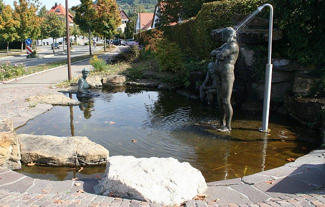 BEUREN > Brunnen vor dem Thermalbad