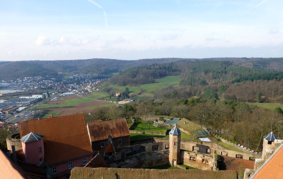 D:Hessen>Burg Breuberg>Kernburg>Bergfried>Blick nach Westen