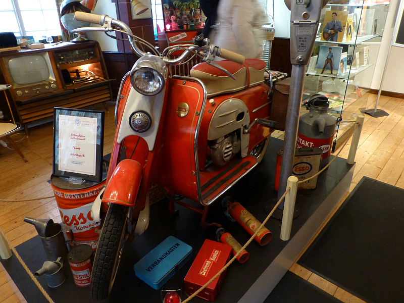 D:Hessen>Büdingen>50er-Jahre-Museum>Connys Moped-Roller