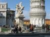 PISA > La Piazza del Duomo > Denkmal vorm Torre Pendente