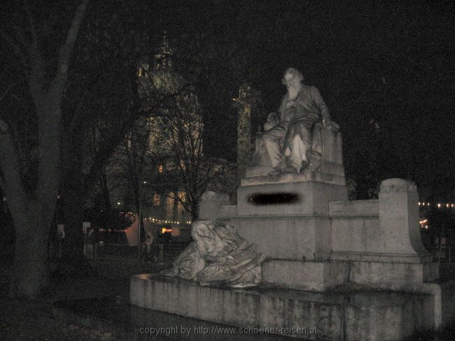 WIEN > Brahmsdenkmal bei der Karlskirche