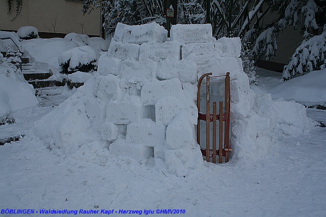 BÖBLINGEN-RAUHER KAPF > Waldsiedlung - Schneespaziergang am 26. Dezember 2010 > Iglu im Harzweg