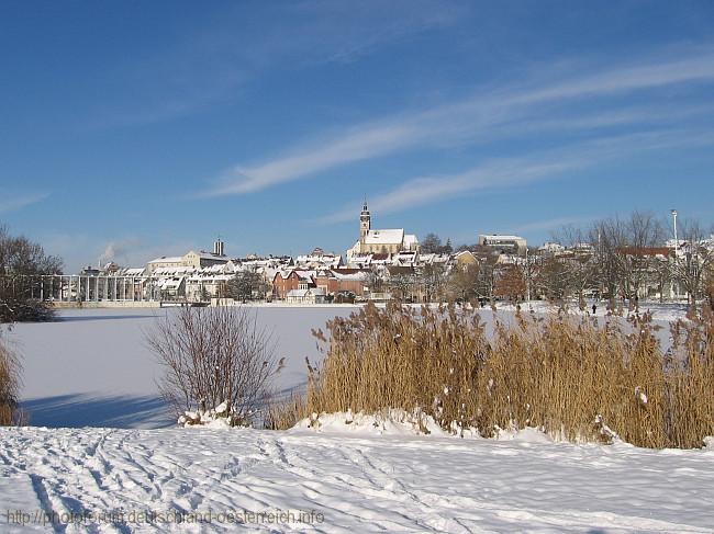 BÖBLINGEN > Stadtgarten - Blick über den Oberen See zur Wandelhalle und zum Schlossberg