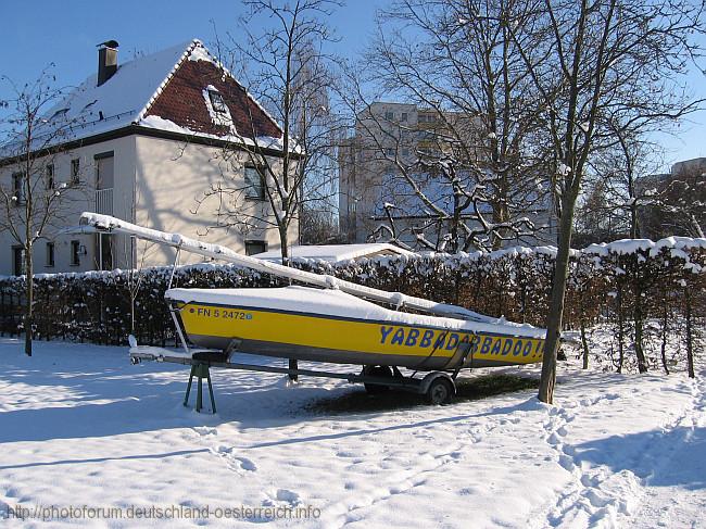 BÖBLINGEN > Stadtgarten - Boot an der Bootshalle