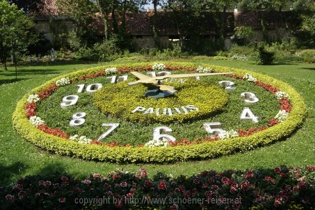 Pöllau > Uhr im Schlosspark