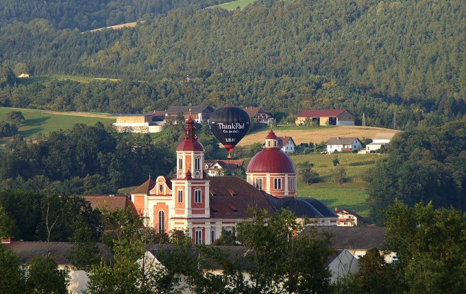 PÖLLAU > Ballon bei der Basilika