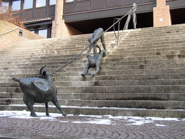 SCHWÄBISCH HALL > Landratsamt > Bronzeplastik vor dem Landratsamt